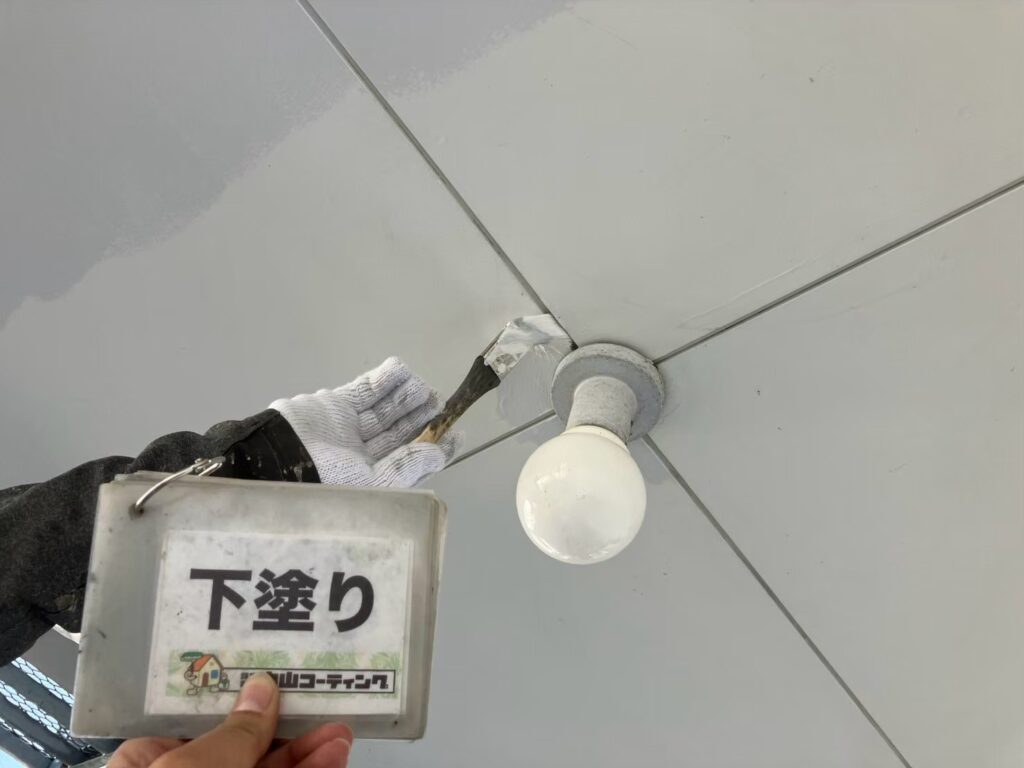 軒天の隅々まで、丁寧に下塗りを進めます