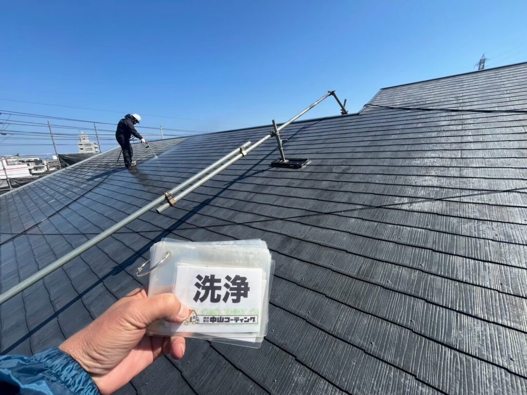 高圧洗浄で屋根の汚れやくすみを取り除いていきます