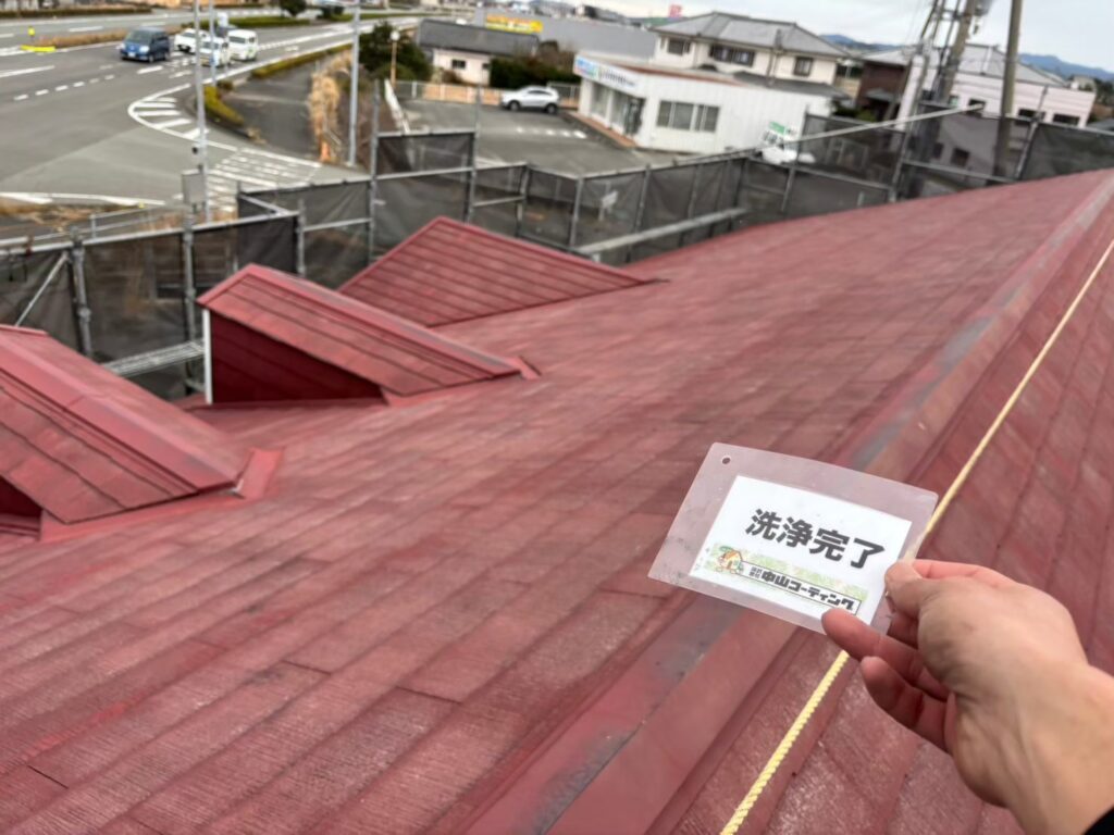 正面玄関側の屋根上です。洗浄で汚れや苔が落ちました