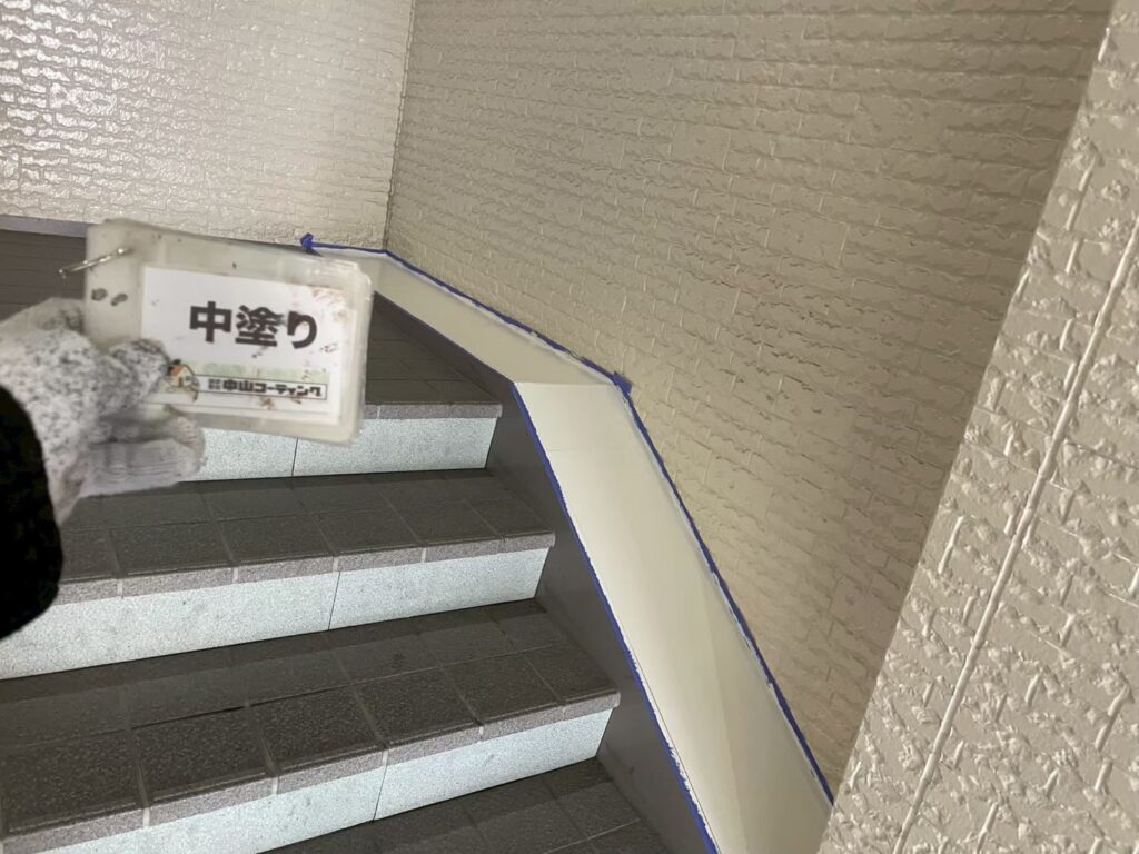 仕上げに向けて、丁寧に中塗りを進めます