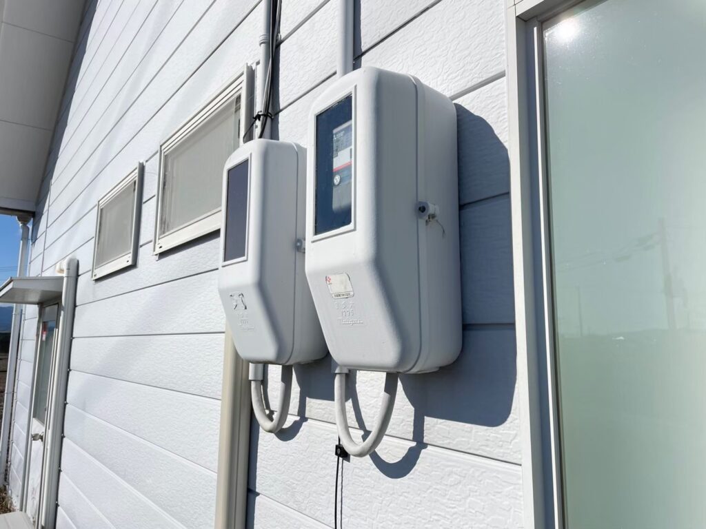 電気メーターBOXや配線カバーにも経年による色あせが見られました