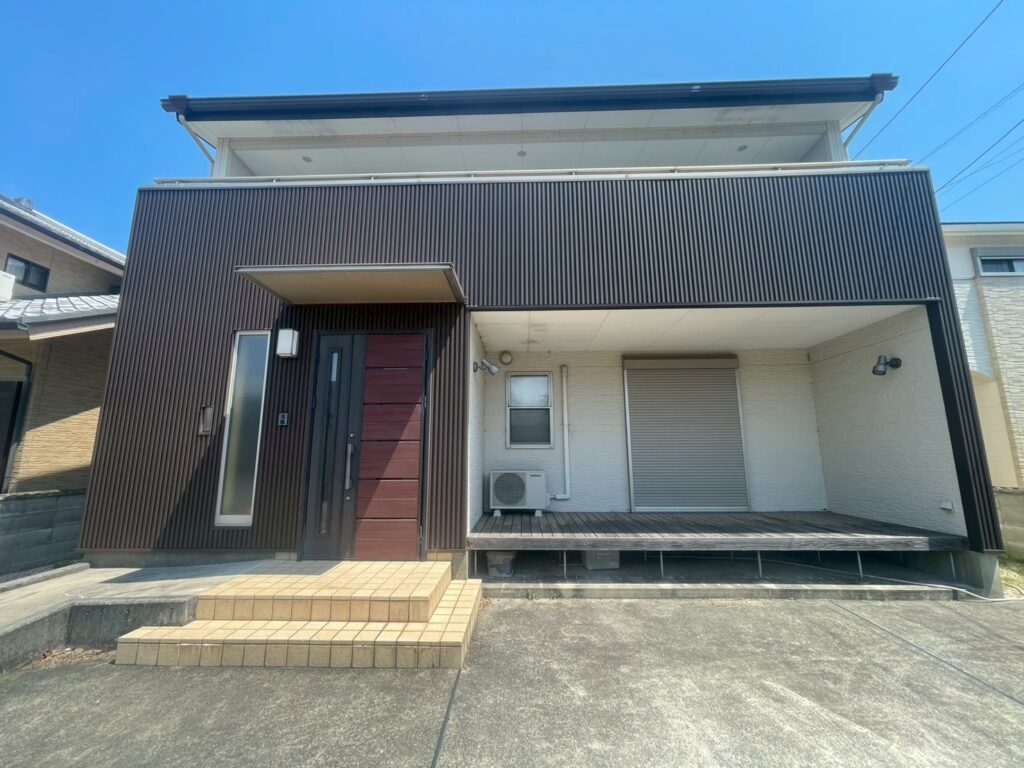 阿南市宝田町　住まいの印象を高める縦ラインデザイン｜Kスパン外壁カバー工法