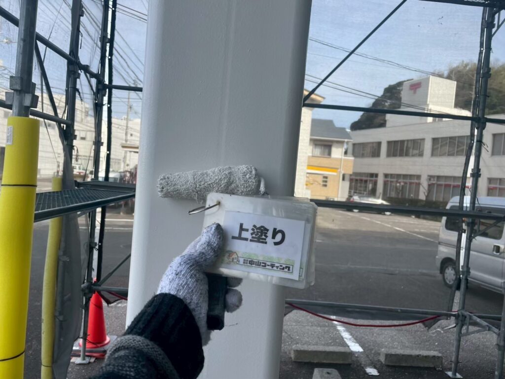 上塗りを行い、なめらかな塗膜に仕上げていきます
