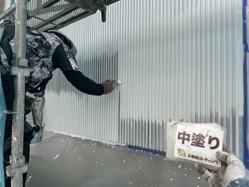 中塗りを行います