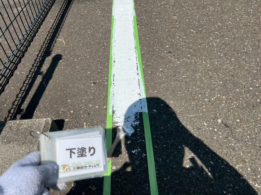 区画線の下塗り塗装を行いました