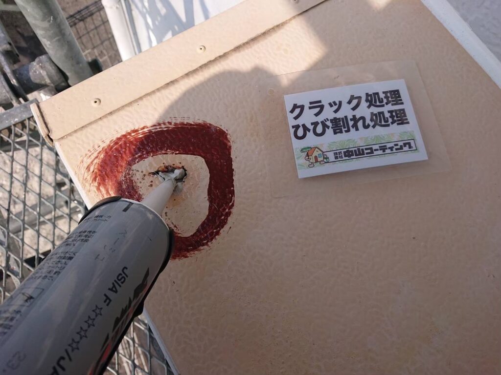 ひび割れ補修の下準備中です