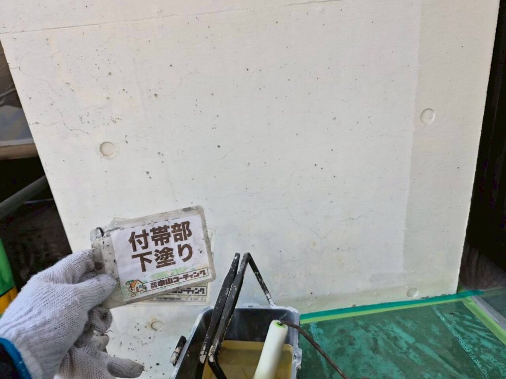 塗りで塗料が密着しやすい土台をつくります