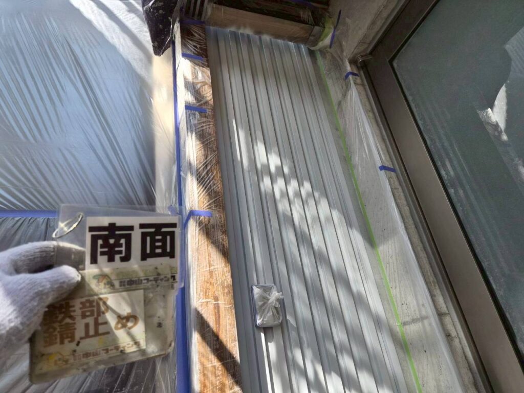 鉄部を保護するため、錆止めをムラなく塗布しました