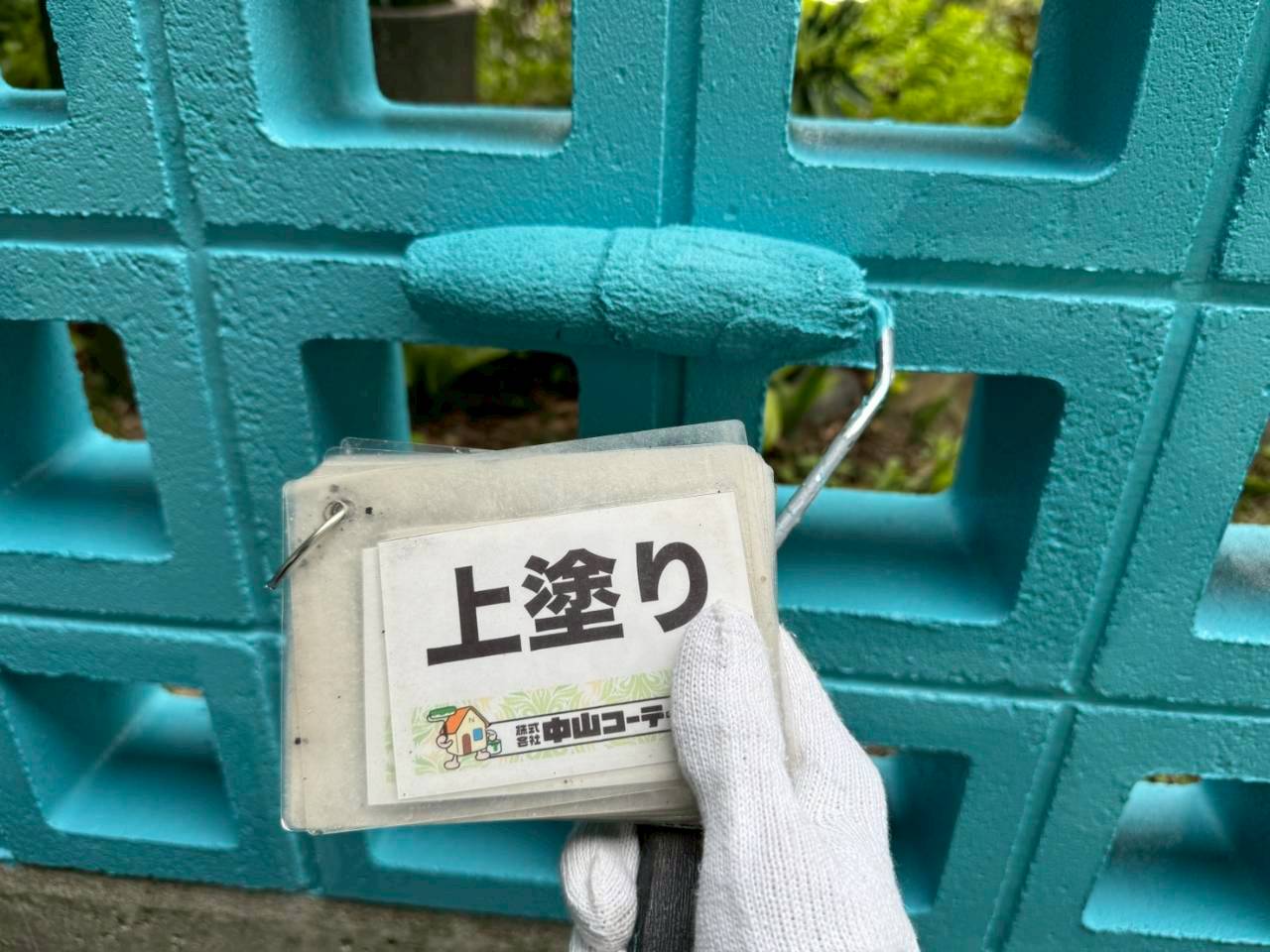 【塀の塗装作業】中塗り・上塗りで耐久性と美観を向上｜シルバーグロスSI使用