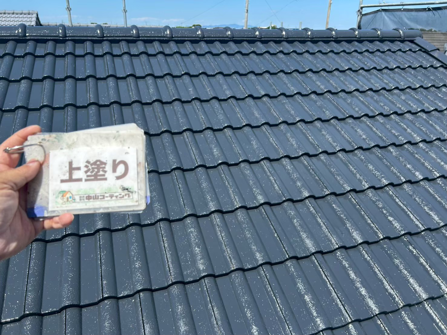 美しい仕上がりと耐久性を支える屋根の中塗り・上塗り✨