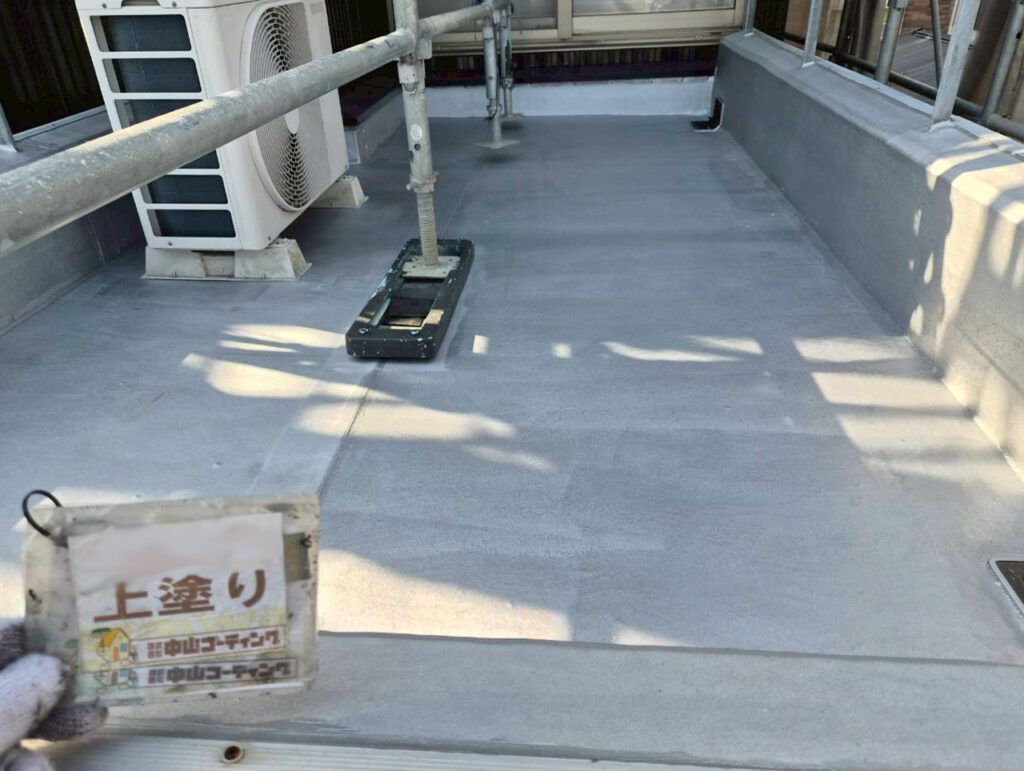 仕上げのトップコートで耐久性を高めます