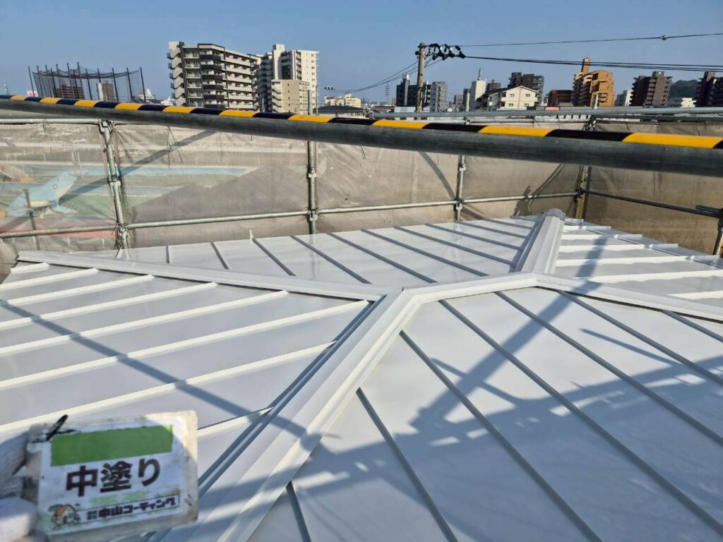 下塗り後、屋根の中塗りを施工中です