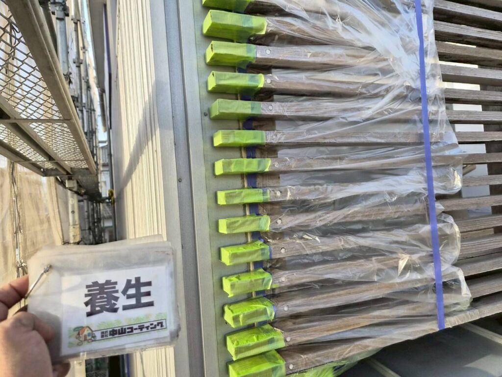 細かな格子まで丁寧に養生します