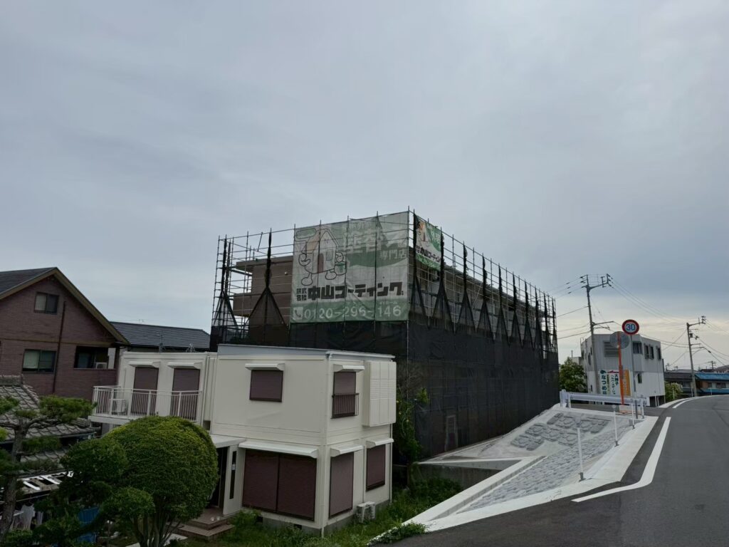 「すき間」を守ることが、建物を長持ちさせる第一歩。コーキング工事で、防水性能をしっかり維持