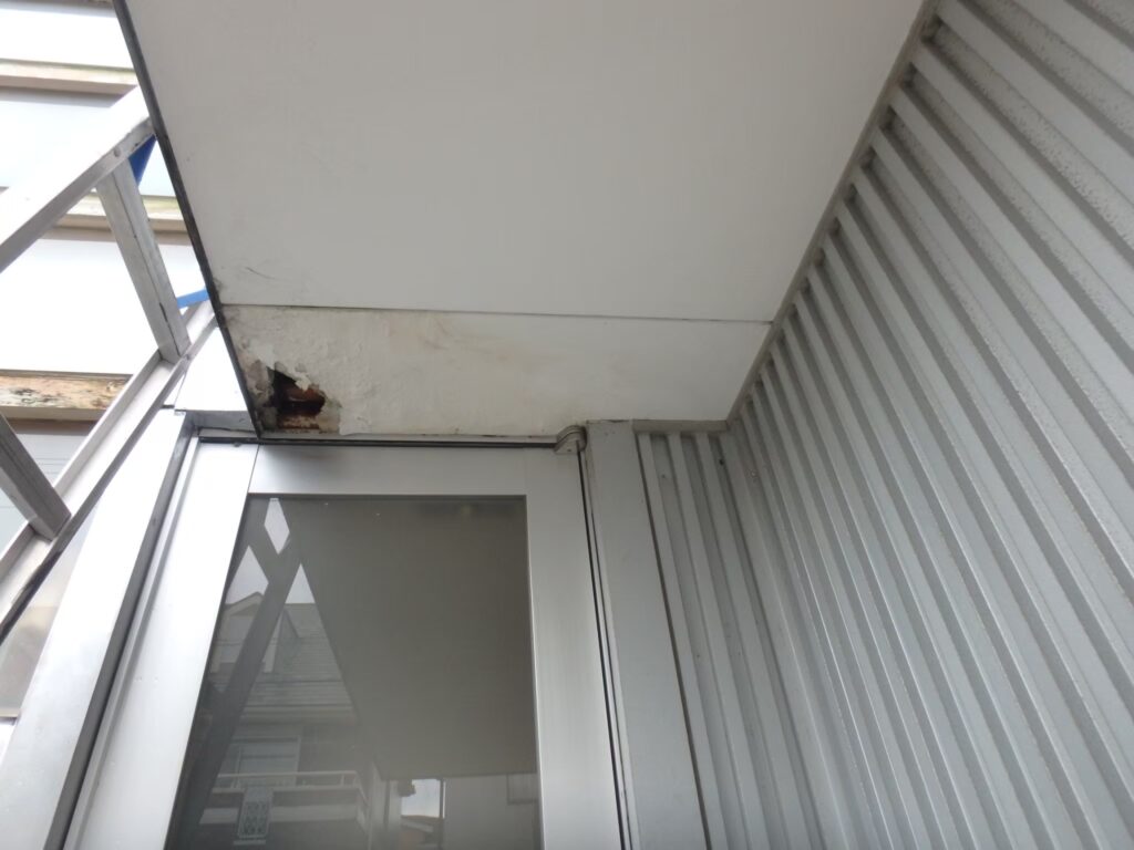軒天に経年による傷みが確認されました