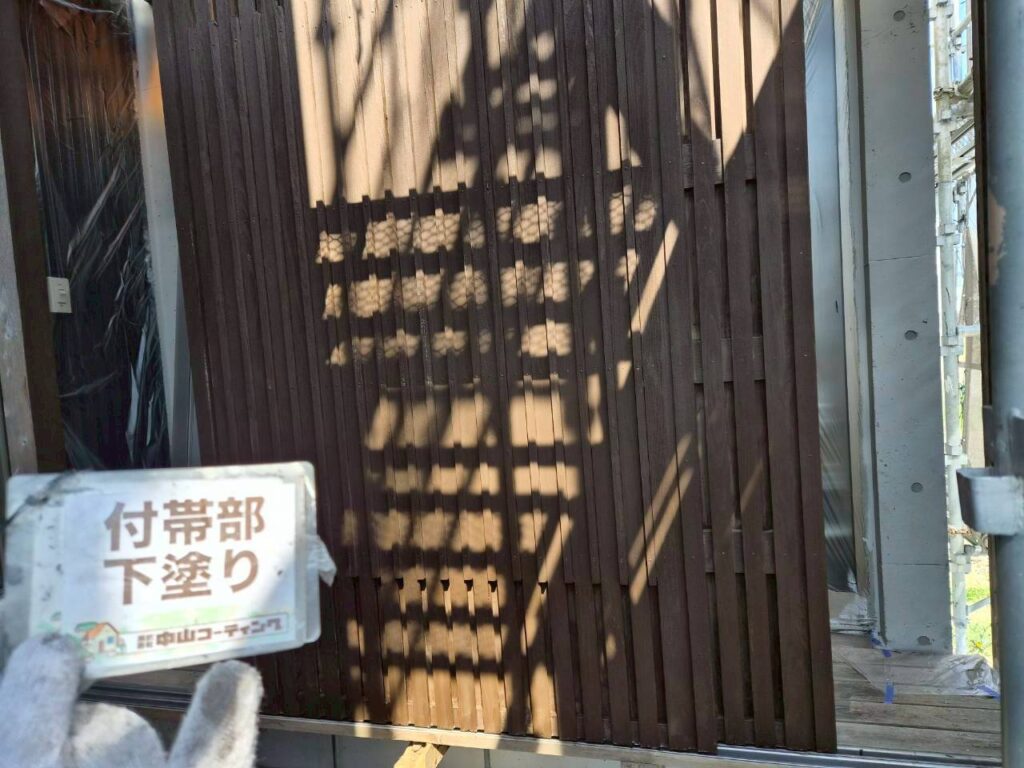 木目を活かしながら、下塗りで保護性能を高めます