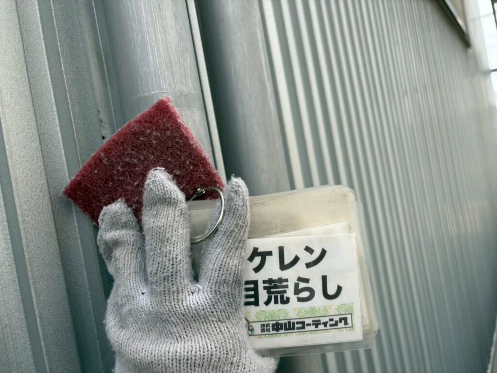 素材や形状に合わせて手作業で下地を整えています