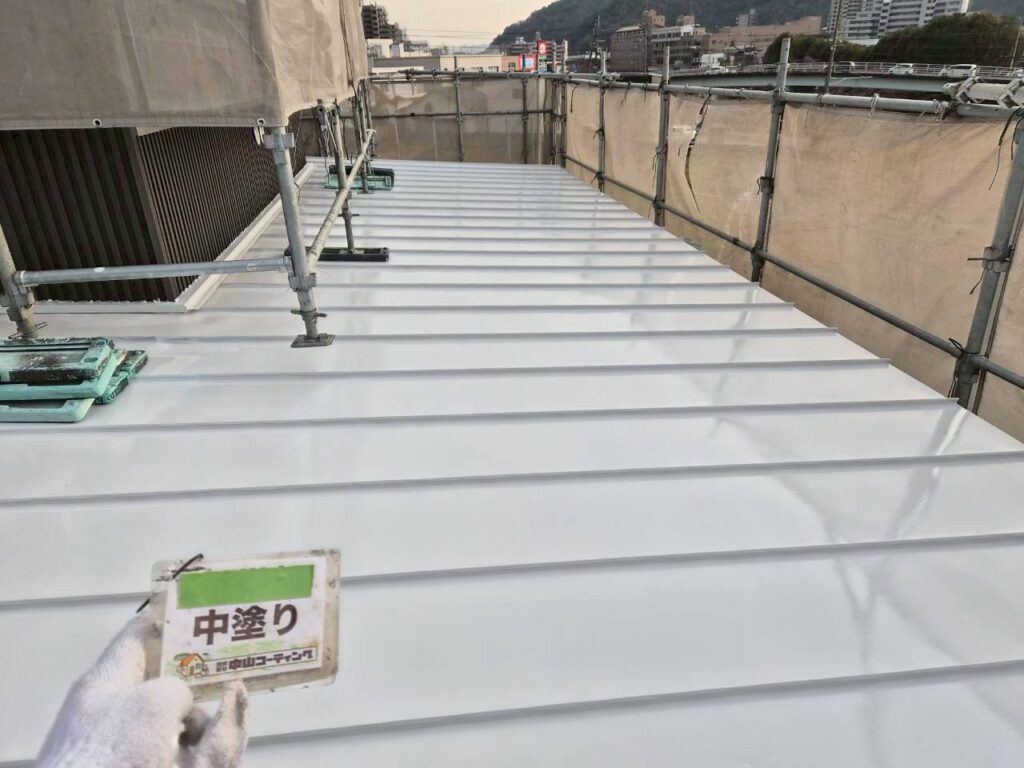 下塗りを終え、庇の中塗り工程へ進みます