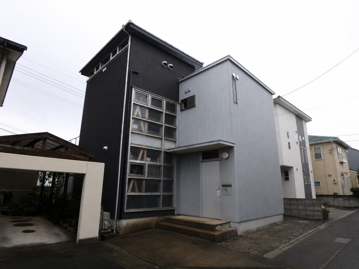 凛とした存在感が際立つ、モダンな外観へ