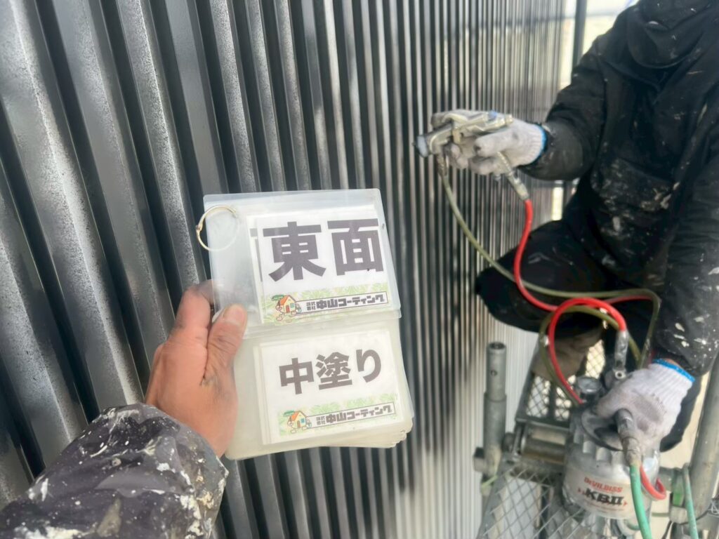 凹凸の奥まで塗料が行き渡るよう、吹き付けで施工しています