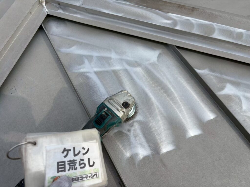 電動工具で金属表面を目荒らしし、塗料が密着しやすい下地をつくります