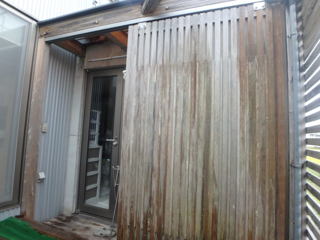 紫外線や雨風の影響により、木部の色あせが進んでいました