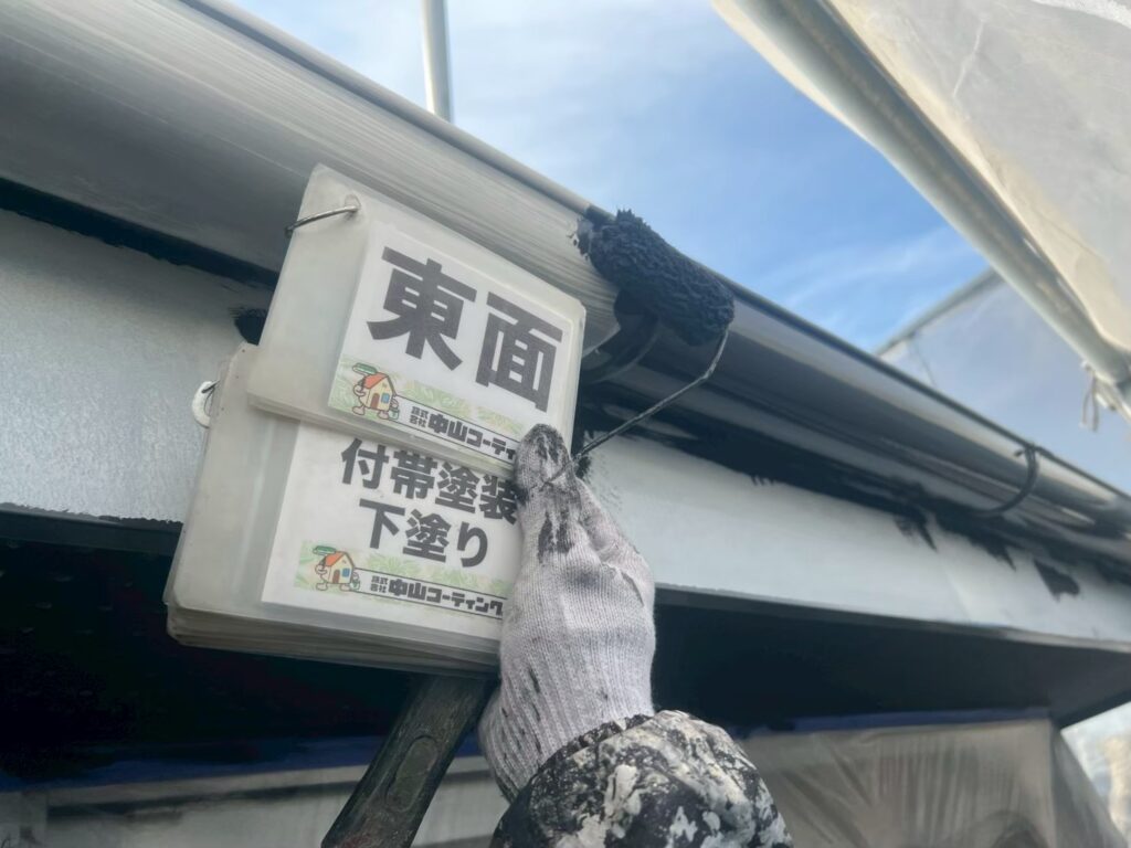 ローラーで下塗りをしています