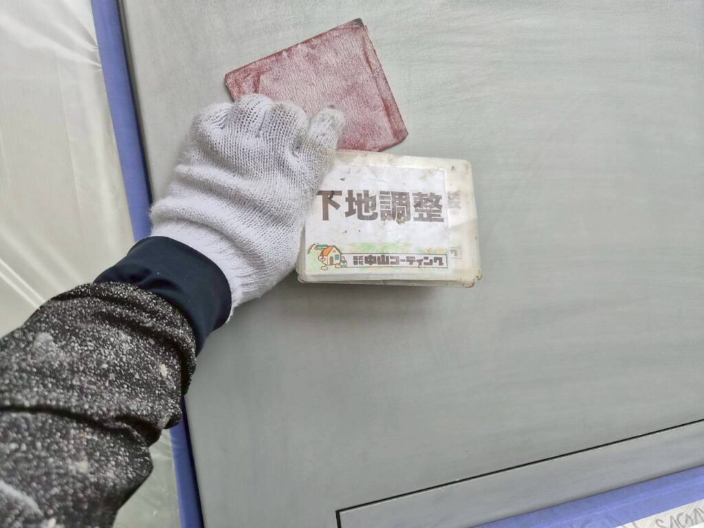 塗料が密着しやすいよう、丁寧に下地を整えています