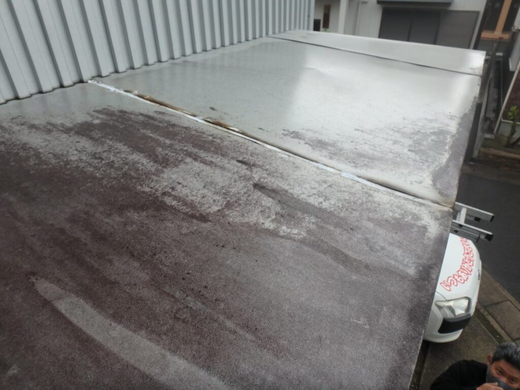庇屋根に色あせや塗膜の劣化が見られました