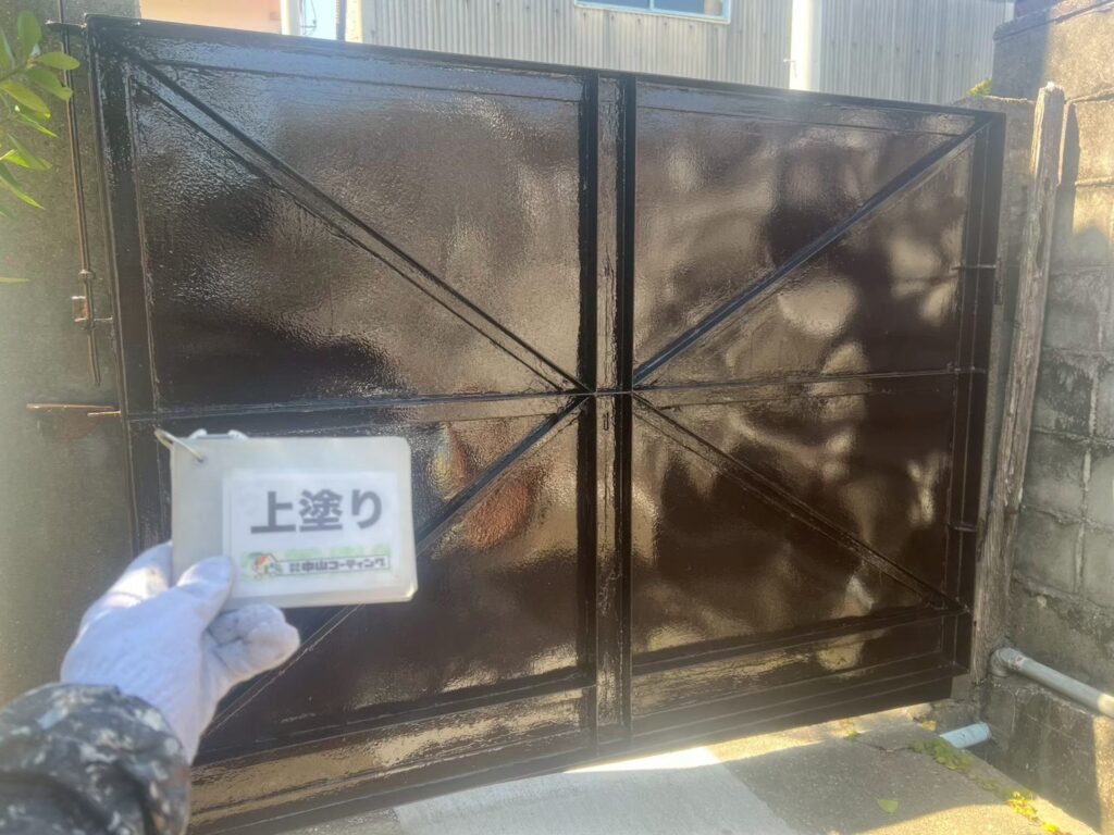 鉄製門扉の上塗り後です