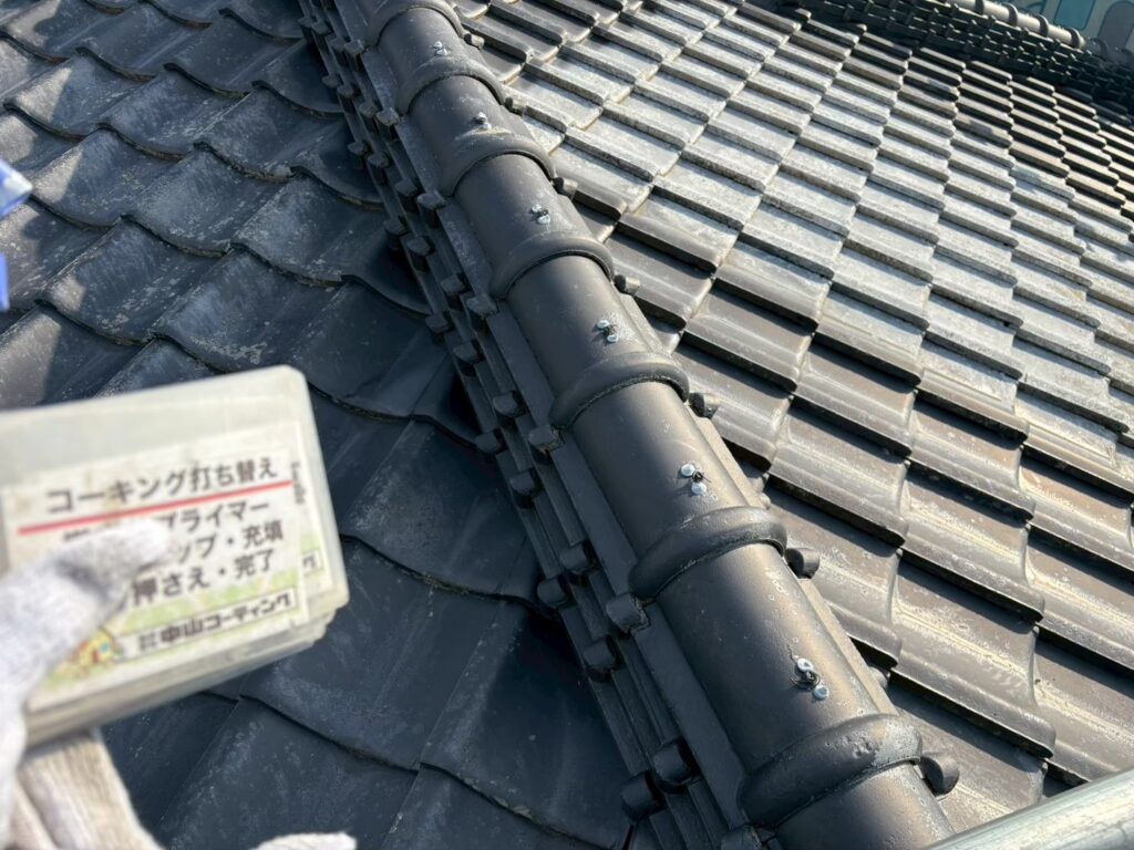 屋根塗装前に、棟瓦のビス部分へコーキング処理を行っています