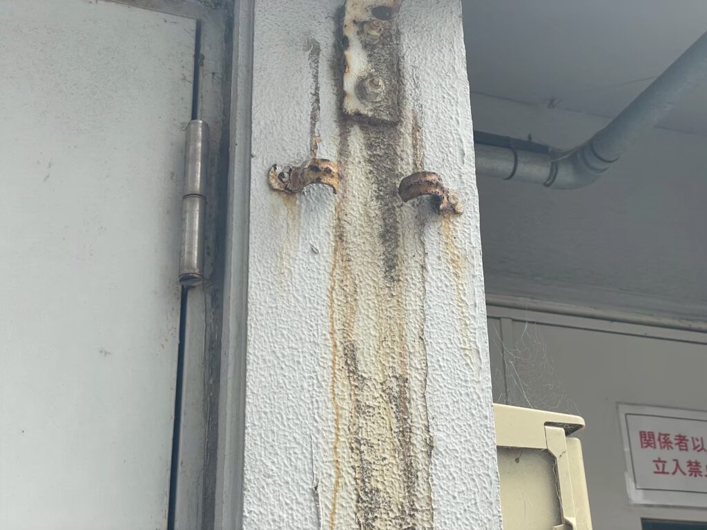 腐食と錆汁による外壁の汚れが確認できました