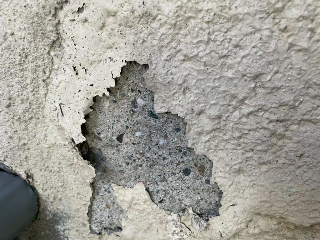 塗膜の剥離が見られ、下地が露出しています
