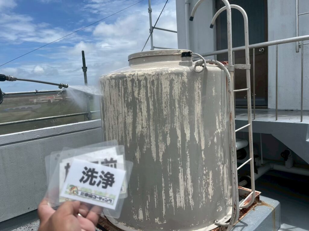 タンク部も汚れを落としていきます