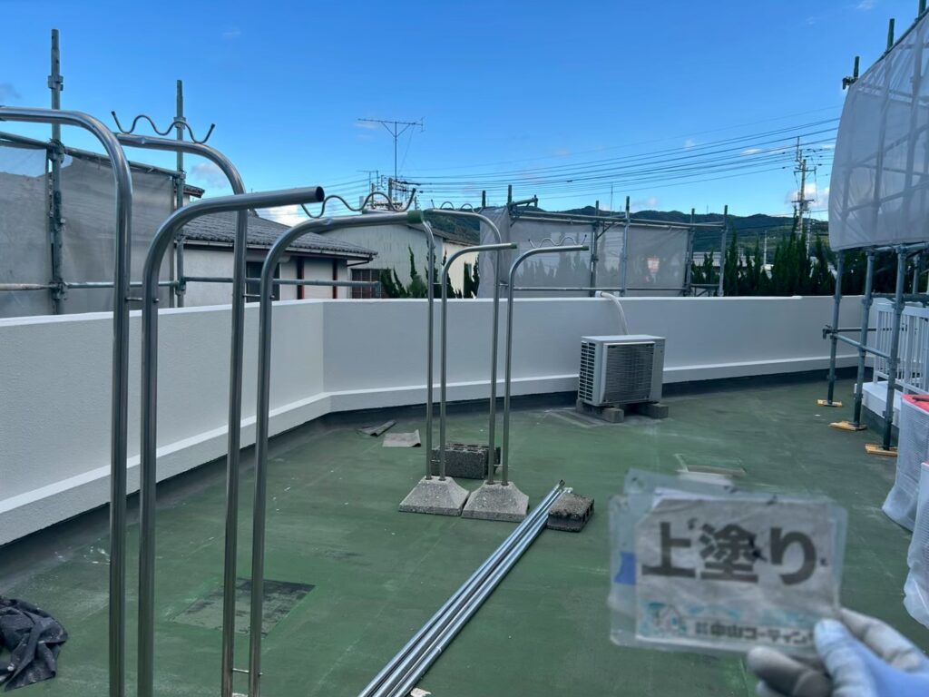 ベランダ部外壁の上塗りです