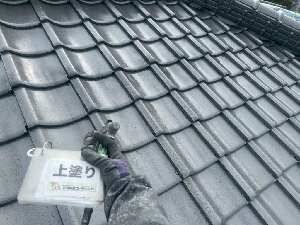 塗り残しやムラが出ないよう細部まで確認しながら、屋根全体の仕上がりを整えていきます