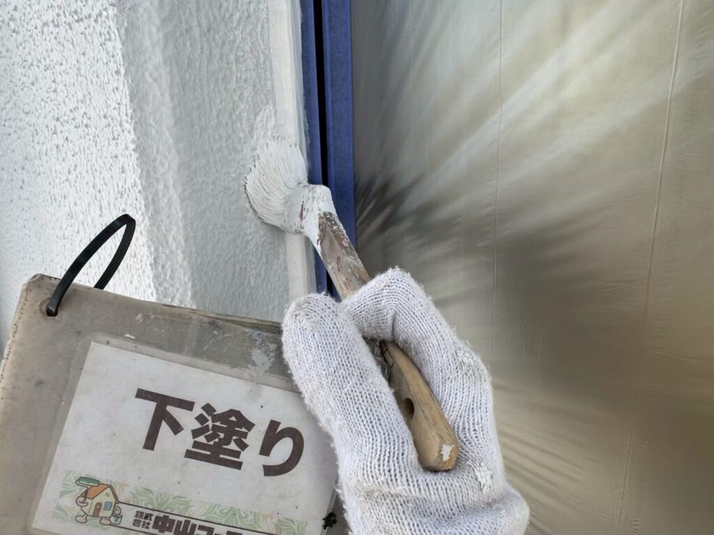 サッシ周りの下塗りです