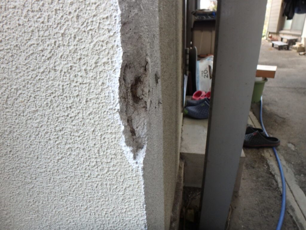外壁の角部に欠損が確認できます