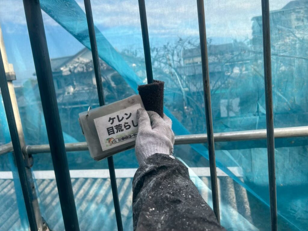 鉄柵にもケレン目荒しを行います