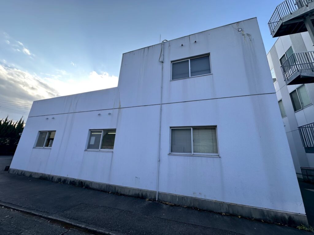 外壁全体にも雨だれや汚れが見られます