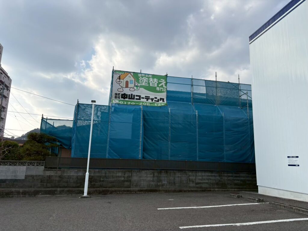 飛散防止用メッシュシートで囲って作業開始です
