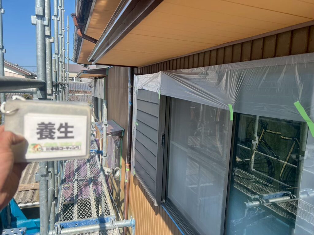 養生を丁寧に行うことで、塗装する箇所との境目を整え、きれいな仕上がりにつなげます