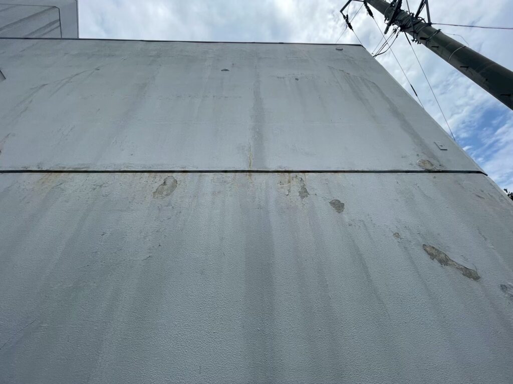色あせ、塗膜の剥がれなども見られます