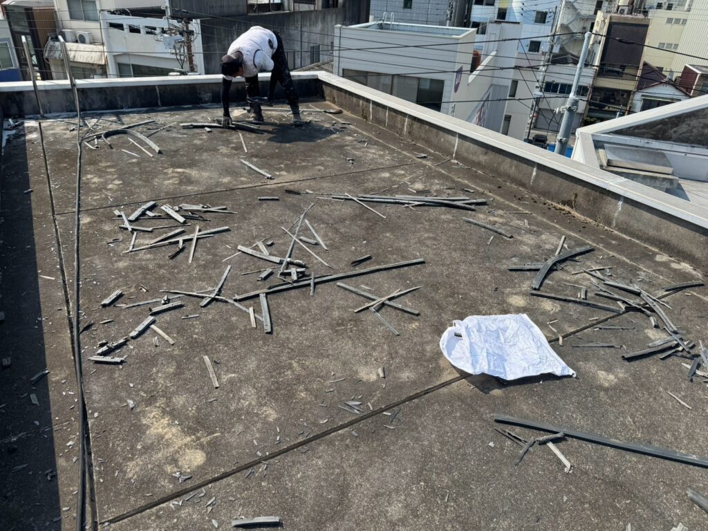 屋上防水工事|コーキング撤去と高圧洗浄で次の工程へ