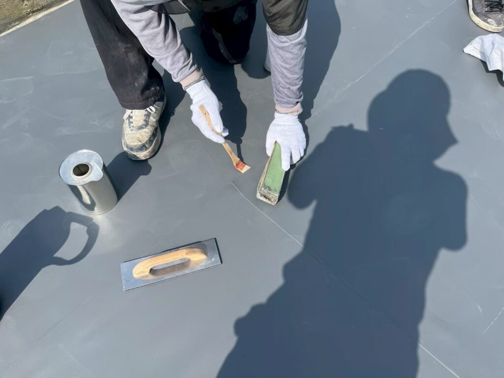隙間ができないように押さえながら作業を進めます
