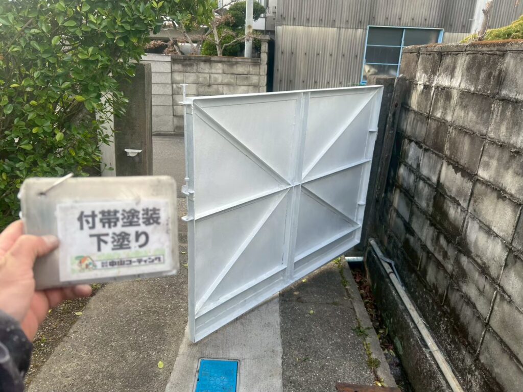 鉄製門扉の下塗り後です