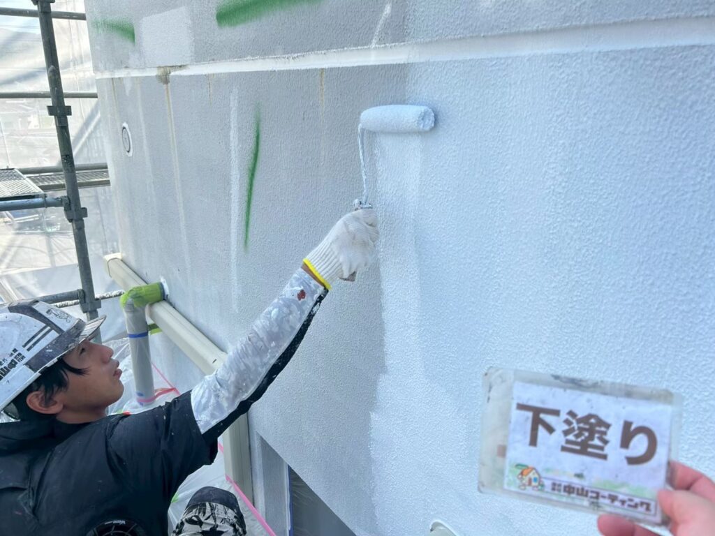 外壁の下塗りです