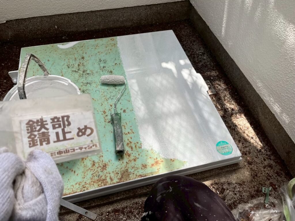 鉄部には錆止めを塗布します