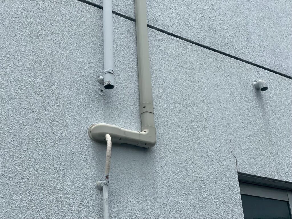 樋が退色し、外壁にもクラックが見られます