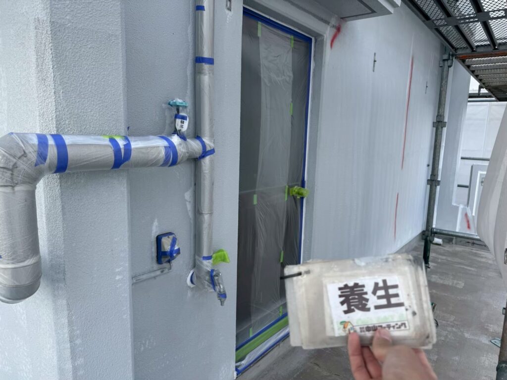 窓や配管周りも行います